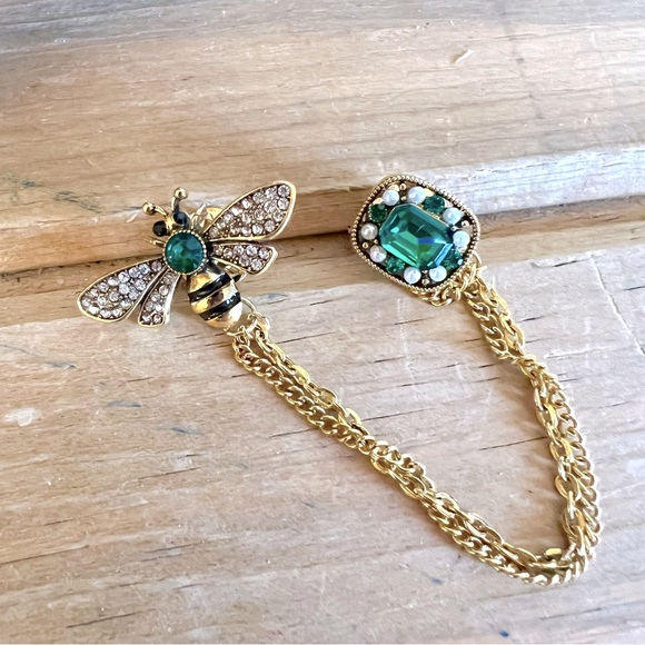 Jewelry - New! Bee 🐝 Brooch With Chain Emerald Green Hat Pin